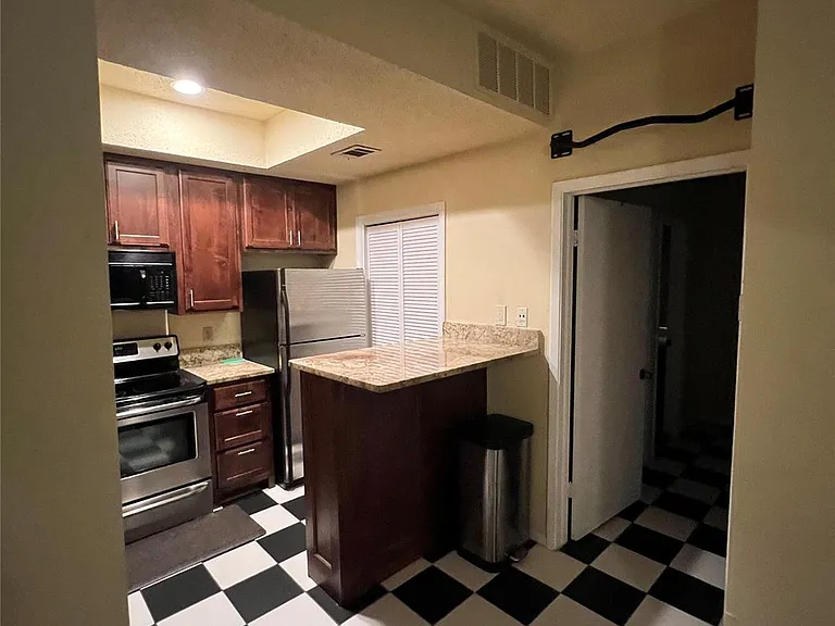 806 W 24th St #107 — Photo 10