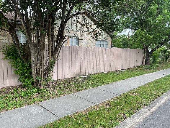 5th image of 2101 W Magnolia Ave