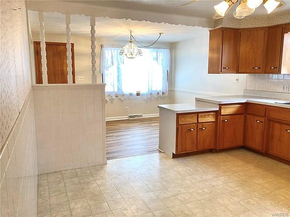 4th image of 61 Kemp Ave