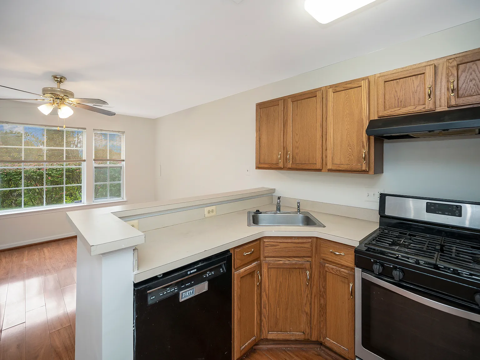 3 bed, 1100 sqft, $2,550 — Photo 4