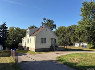 6215 Williams Lake Rd, Waterford, MI 48329