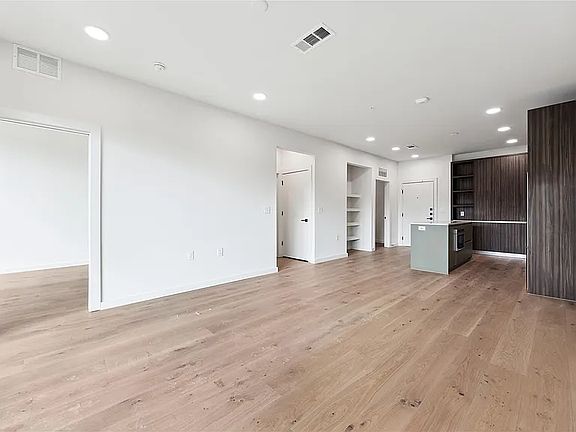 5th image of 2209 S 1st St #226