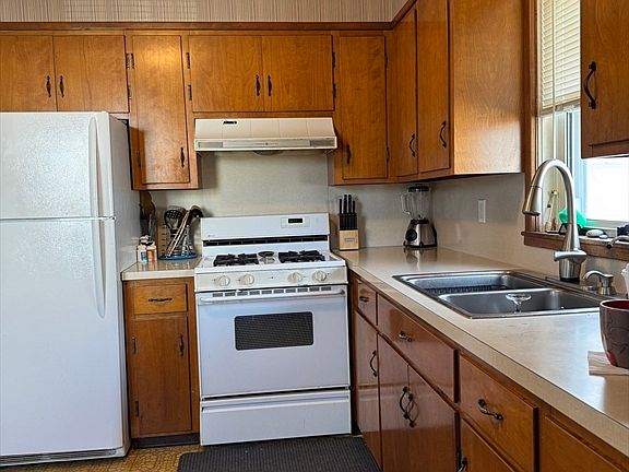 4th image of 35 Randall Ave