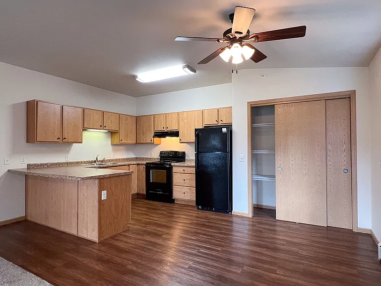 1201 N Memorial Drive 2401 Semling Dr — Photo 9