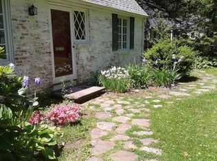 319 Ridgewood Rd, West Hartford, CT 06107