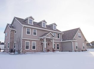 W228N3650 Sterling Ct, Pewaukee, WI