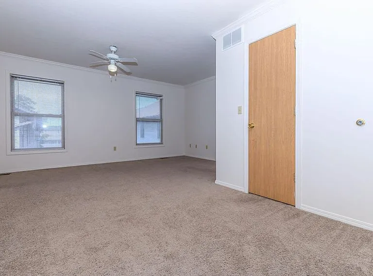 Regency Court Apartments — Photo 32