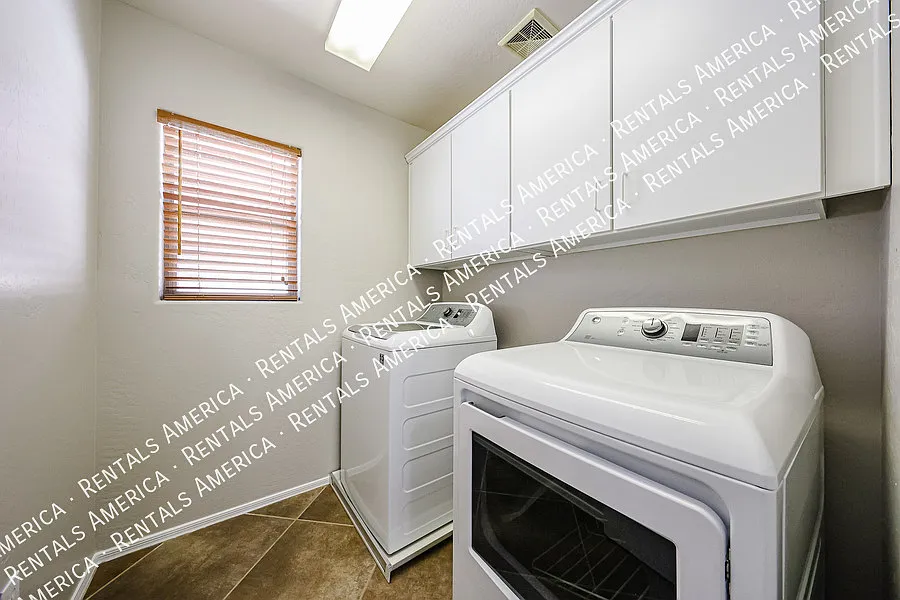 Beautiful 4-Bedroom Home with Mountain Views in Anthem — Photo 4