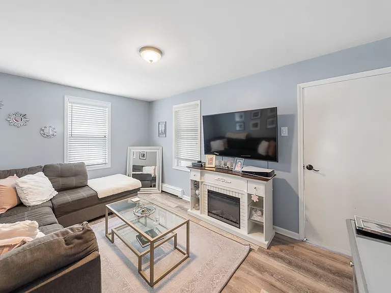 306 E Passaic Ave — Photo 4