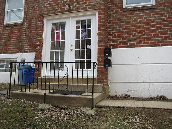 Side entrance to 1st & 2nd floors.