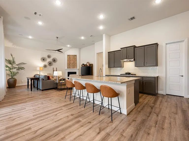 725 Millcreek Ln — Photo 12