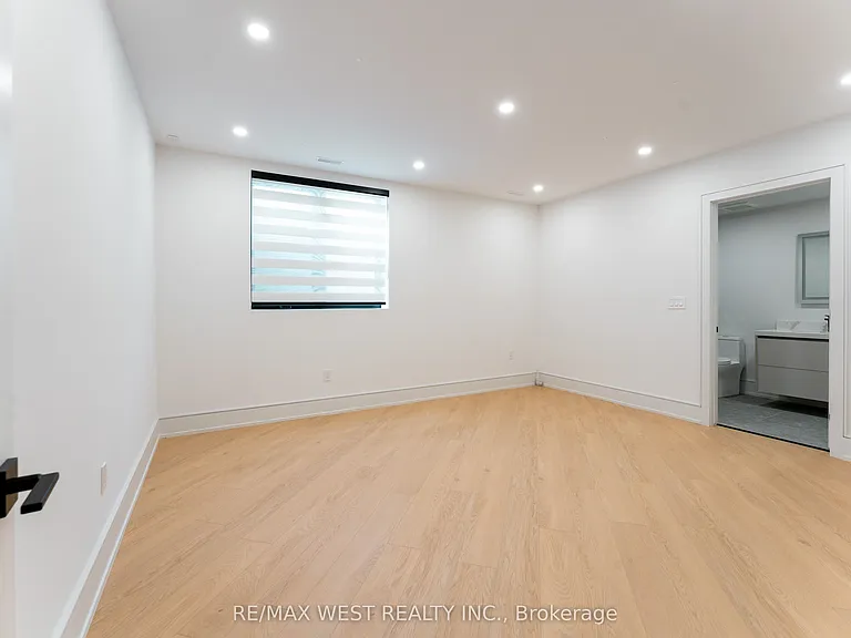 510 Wellington Cres — Photo 24