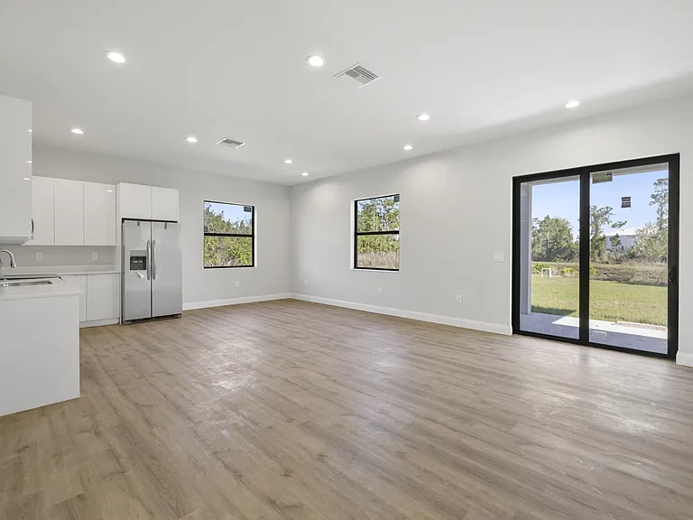 862 Charles Sise St E — Photo 13
