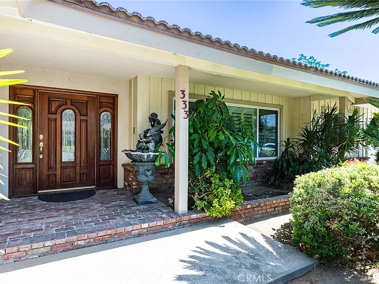 333 W Wistaria Ave — Photo 4