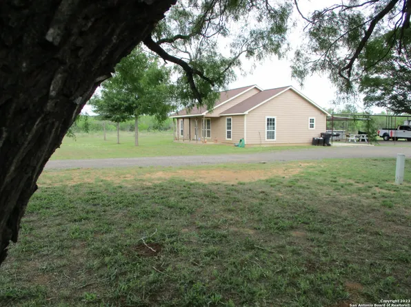 1402 E Leona St, Pearsall, TX 78061