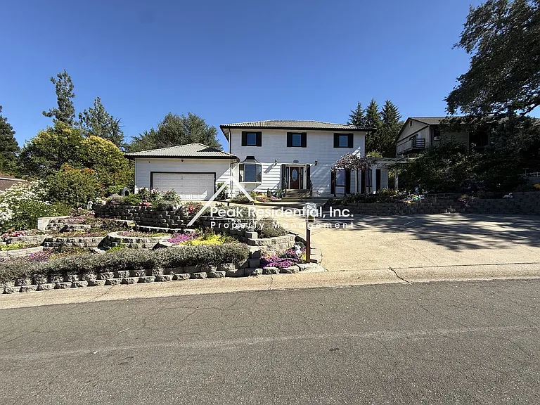 912 Yosemite Ln — Photo 2