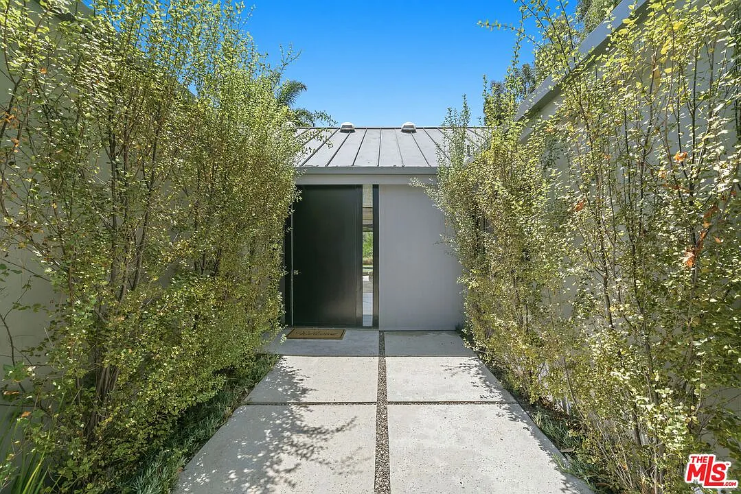 3 bed, 4.5 bath, 4159 sqft, $39,500 — Photo 3