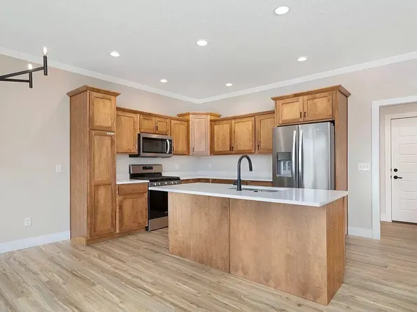 413 E Donahue St, Eldridge, IA 52748