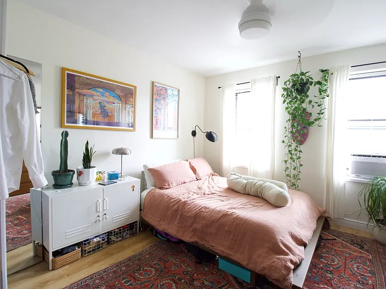 303 E 10th St #10 — Photo 4