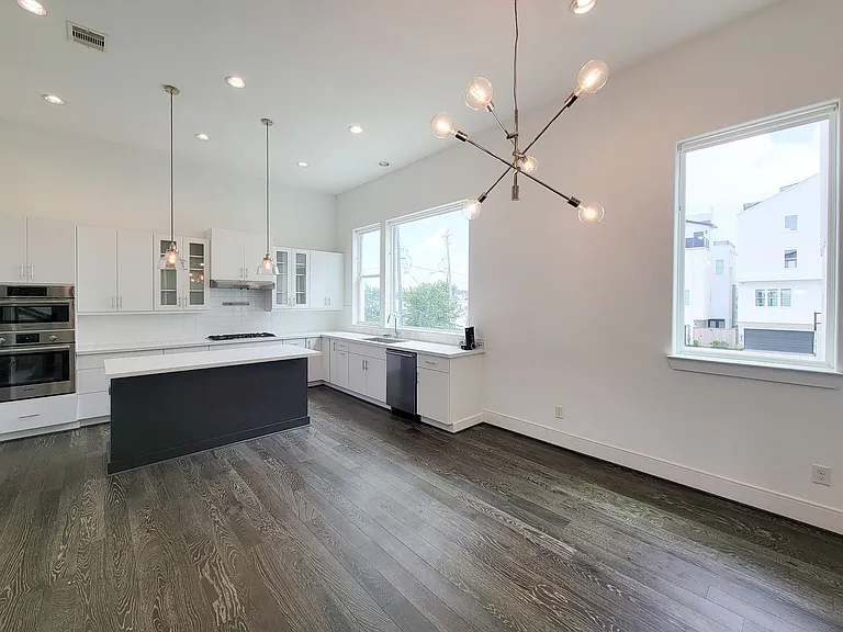 9 N Saint Charles St #B — Photo 12