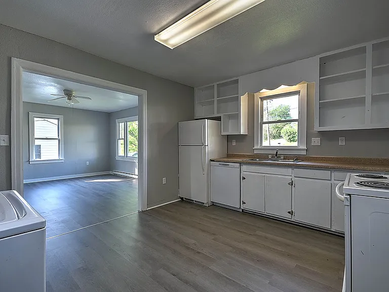 304 N Hardin St — Photo 6