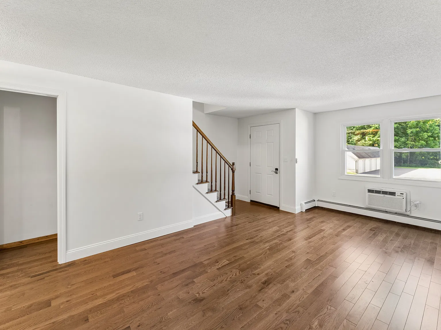 2 bed, 1.5 bath, 1052 sqft, $2,500 — Photo 2