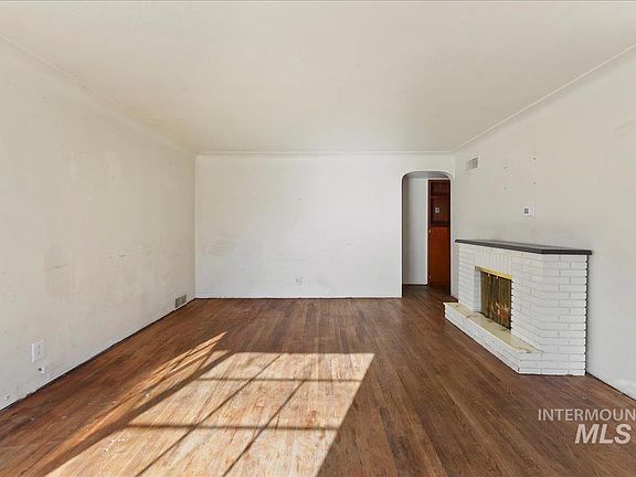 5th image of 2203 E Oak St