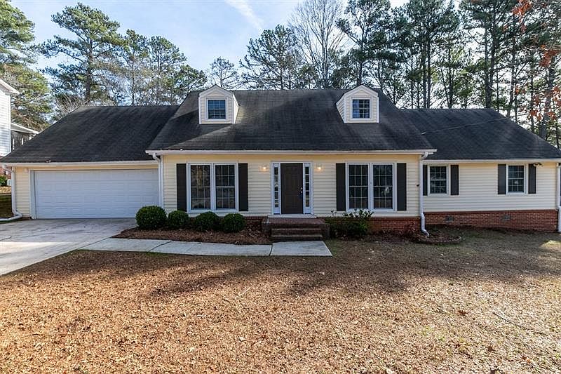 1st image of 667 Clubhouse Dr SE