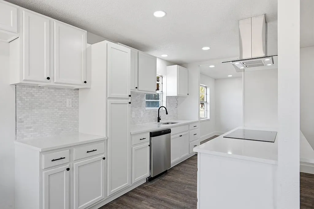 4 bed, 2.0 bath, 1700 sqft, $2,300 — Photo 3