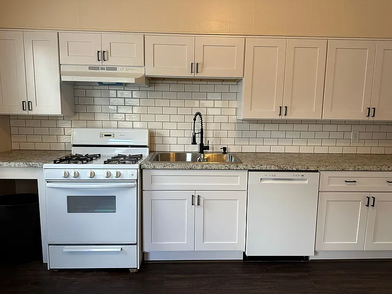 1040 Jackson NW — Photo 4