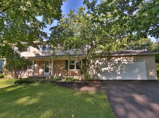12 Willowview Dr, Penfield, NY 14526