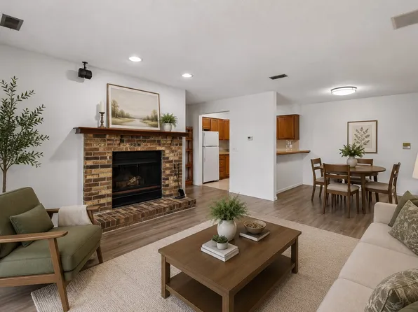 4829 86th St APT 25, Urbandale, IA 50322