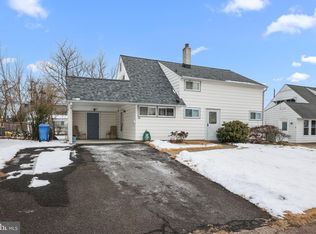 23 Wildflower Rd, Levittown, PA 19057