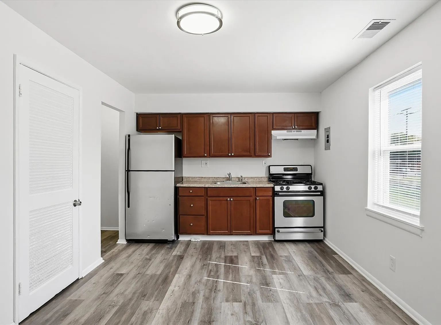 2 bed, 1000 sqft, $1,300 — Photo 4