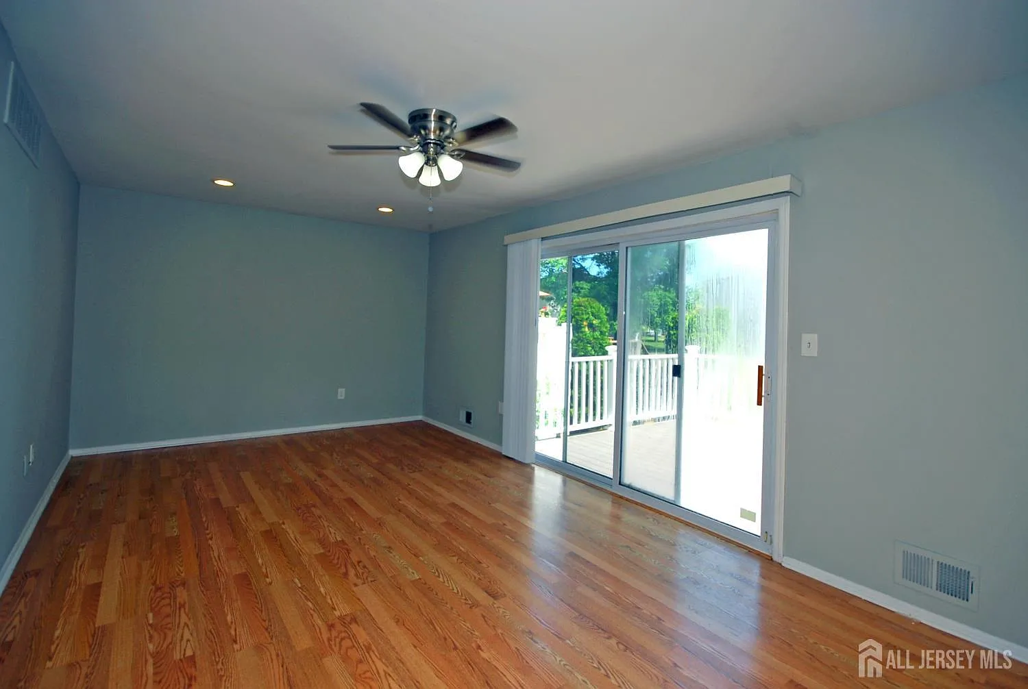 3 bed, 2.5 bath, 1092 sqft, $3,300 — Photo 4