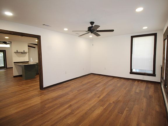 2nd image of 1015 W Kuykendall St
