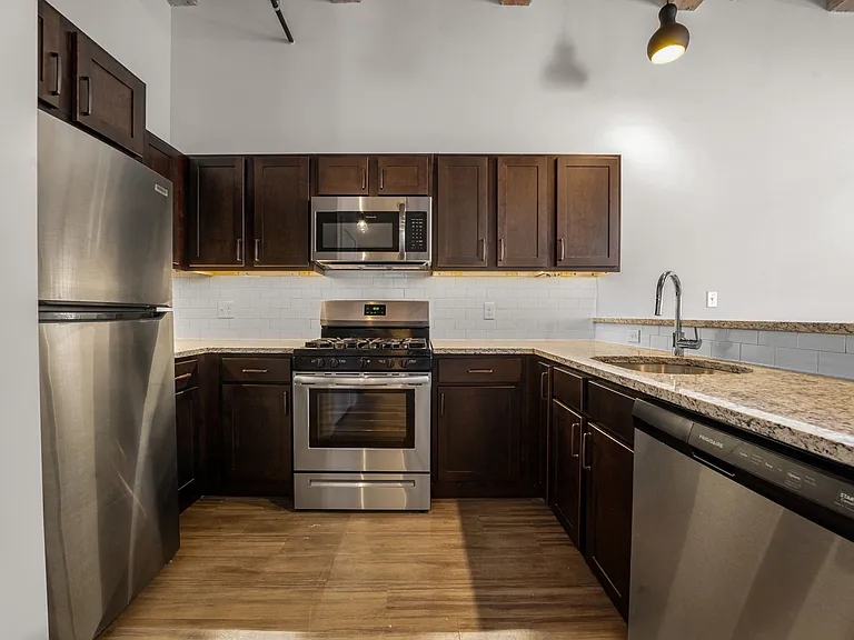 150 Oakland St — Photo 37
