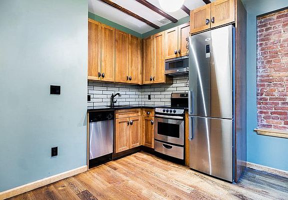 5th image of 181 Montrose Ave APT 3R
