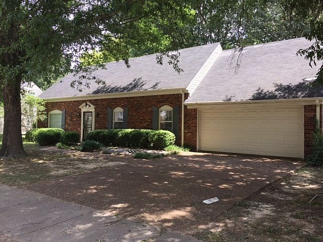 1st image of 2550 Mackinnon Dr