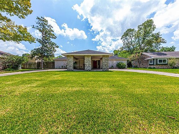 2nd image of 301 Brandywyne Dr