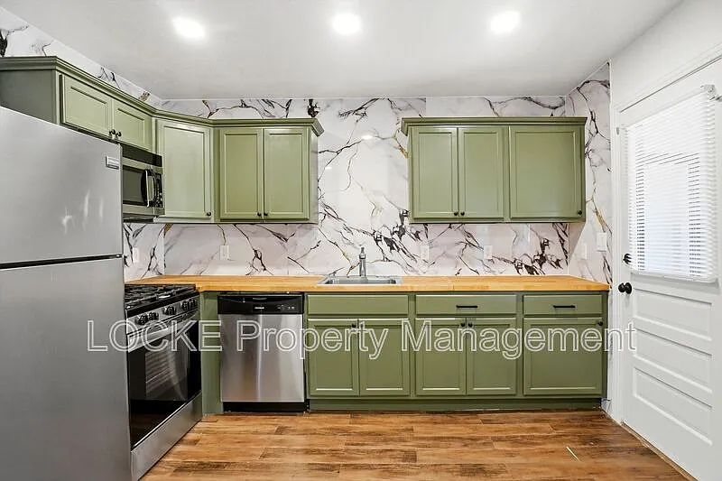 2 bed, 1.0 bath, 995 sqft, $1,699 — Photo 2