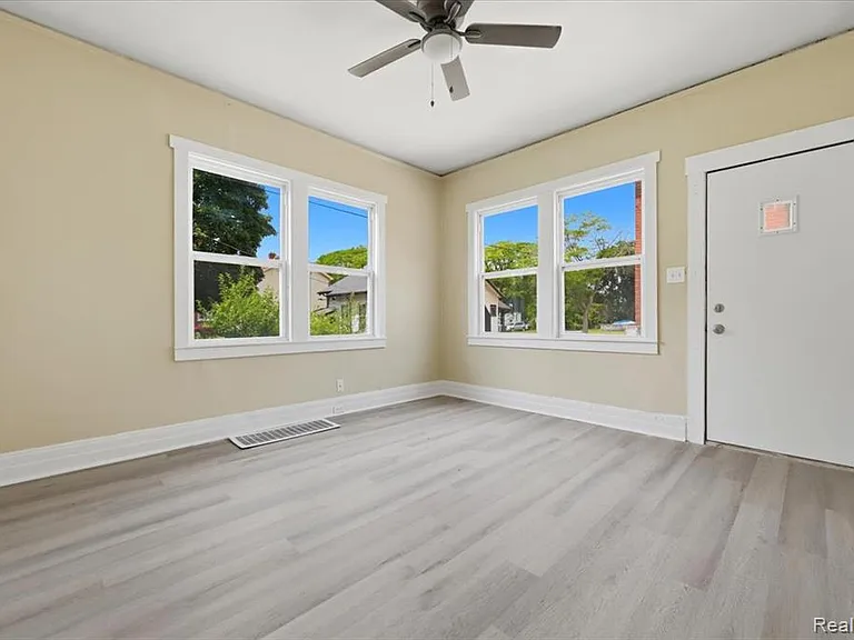 2245 W Grand St — Photo 14