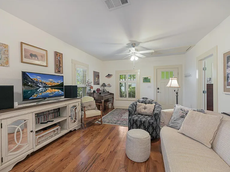 4408 Avenue C — Photo 3