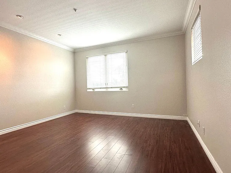 1554 Hastings Way — Photo 10