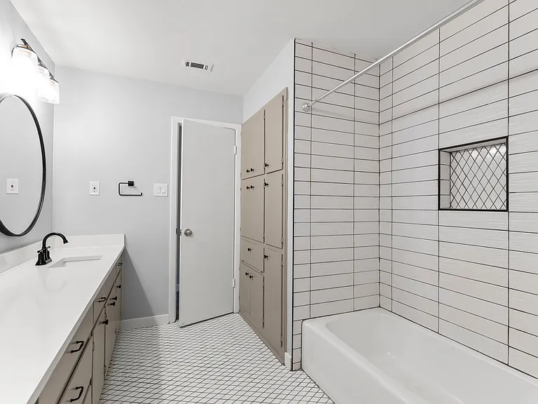 Large Hall Bathroom for other 3 Bedrooms