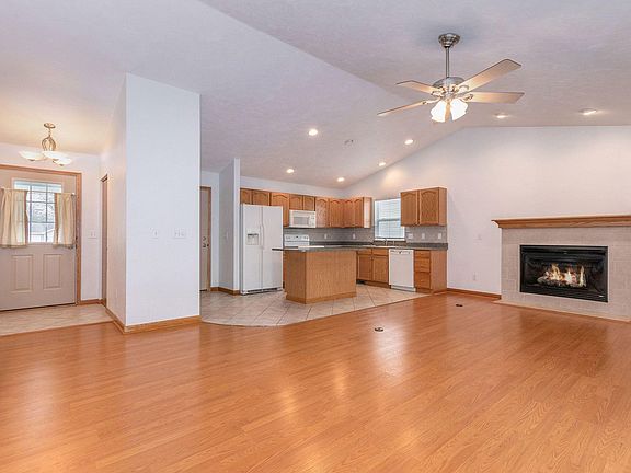 3rd image of 141 Kensington Cir