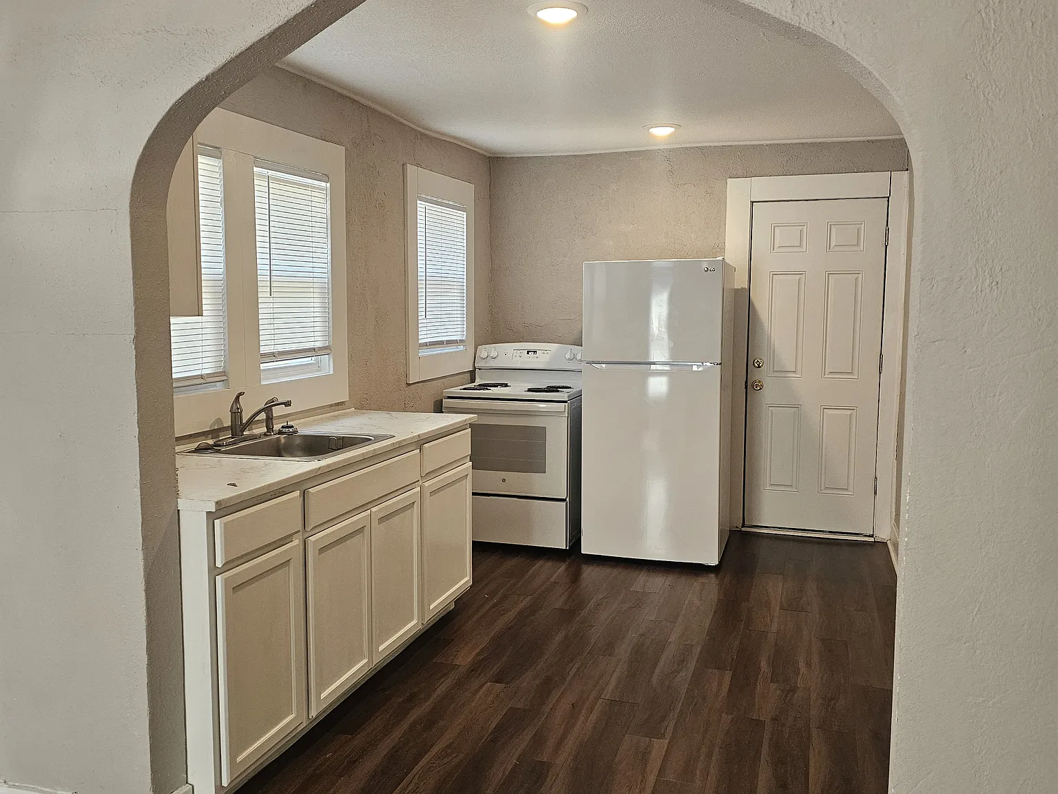 1 bed, 2240 sqft, $650 — Photo 2