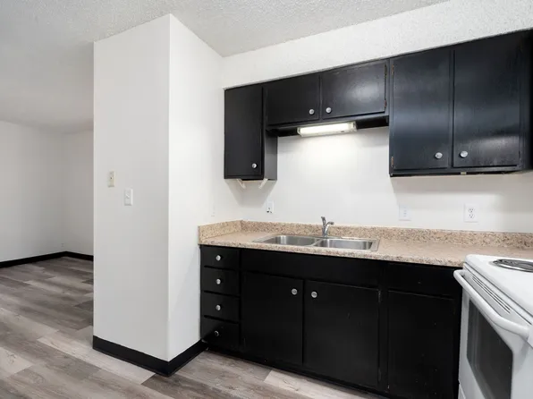 Charming 2 bedroom 1 bath.