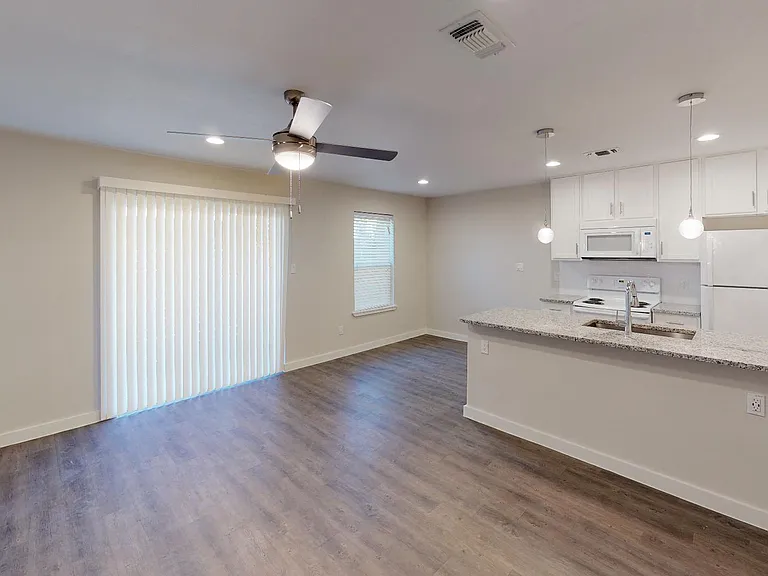 Central Park Apartments — Photo 19