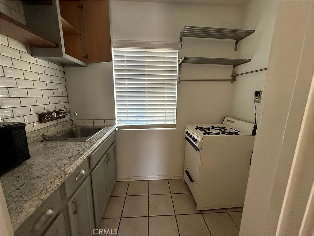 Studio, 400 sqft, $1,300 — Photo 3